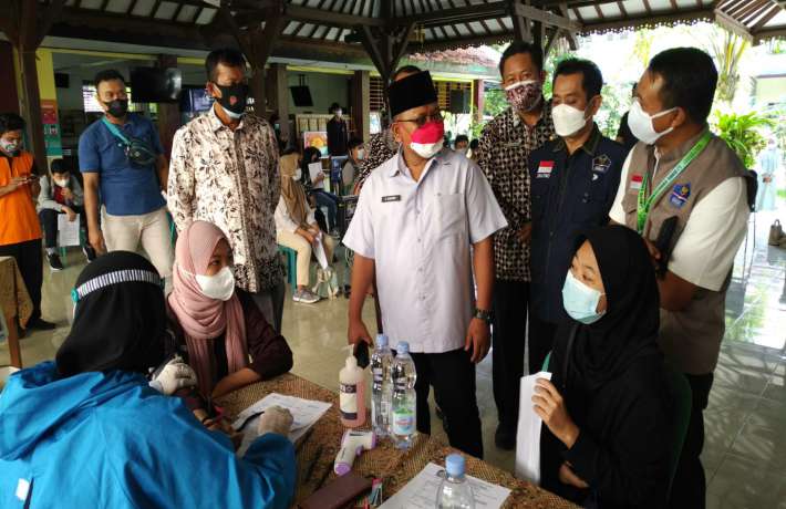 Gelar Vaksin Dosis II, Wakil Bupati Sugirah Ikut Hadir Memberi Semangat Siswa